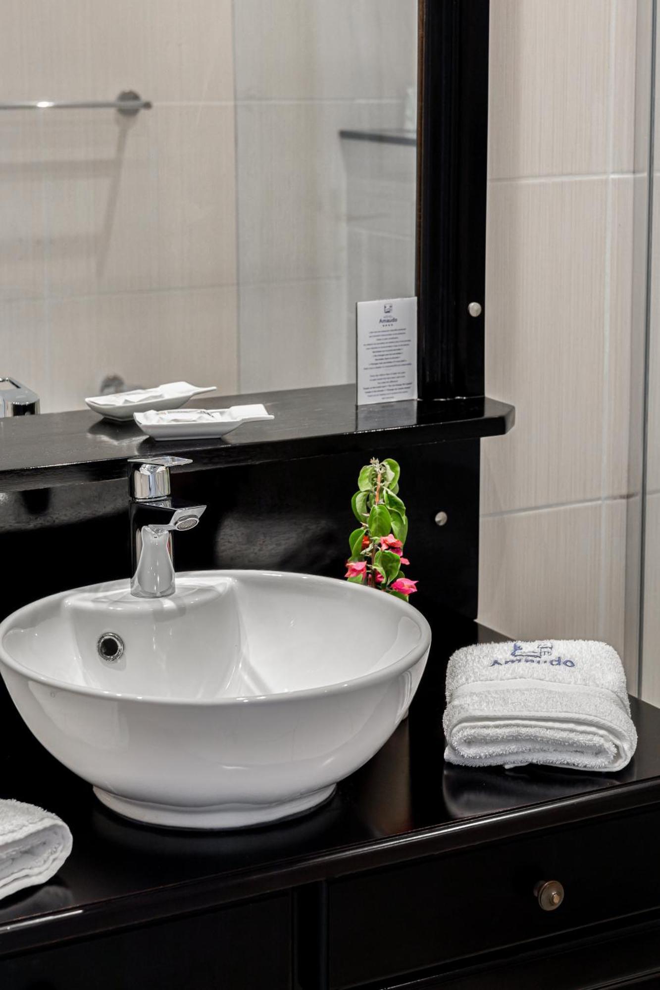 Hotel Amaudo Saint-Francois  Bagian luar foto